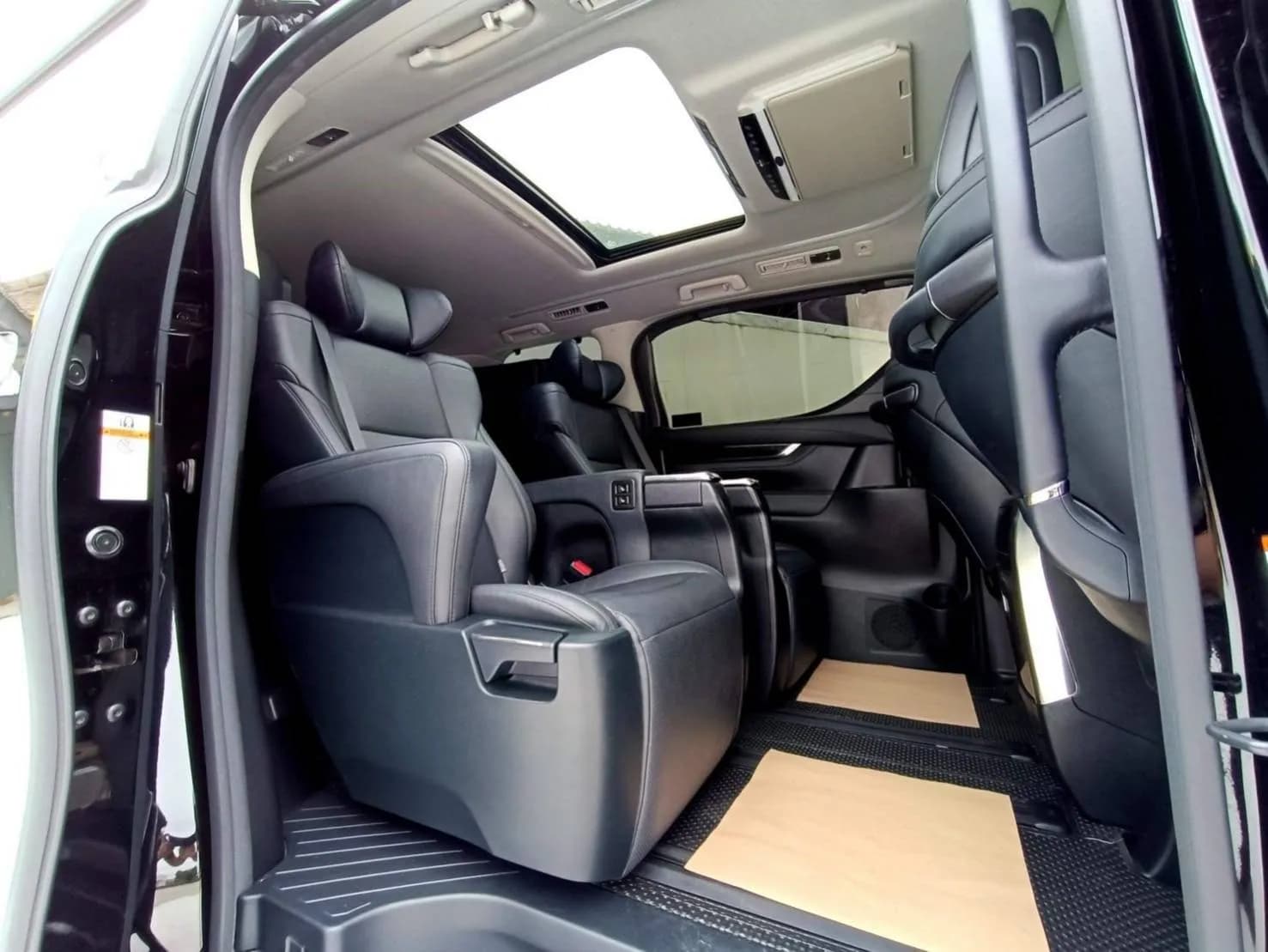 รถตู้ VIP + Alphard 12